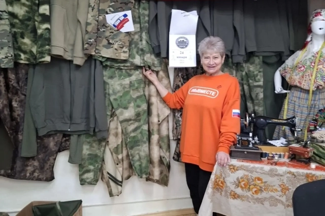 Анна Шостаковская вместе с волонтерами серебряного возраста изготавивает вещи для военных.