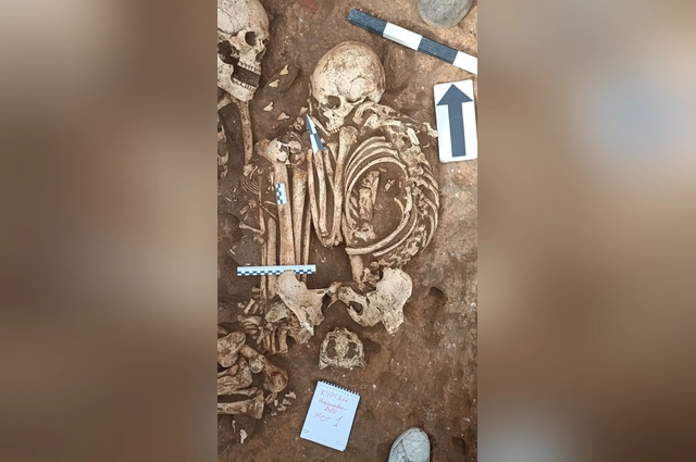 Тело женщины зачем-то «сложили» и положили на живот.