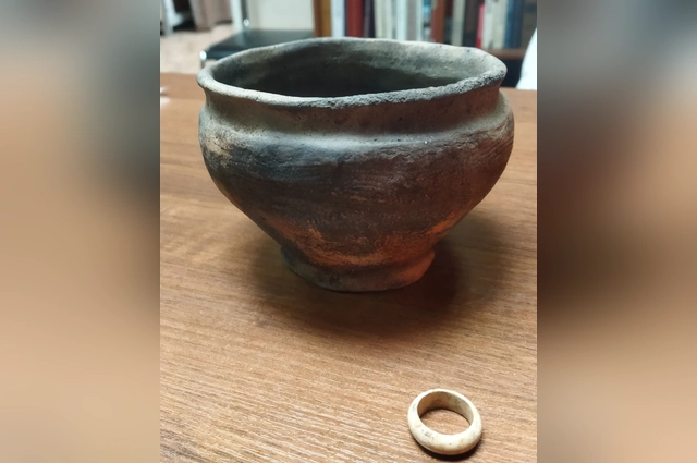 Вещи из погребения: керамический сосуд и костяное кольцо.