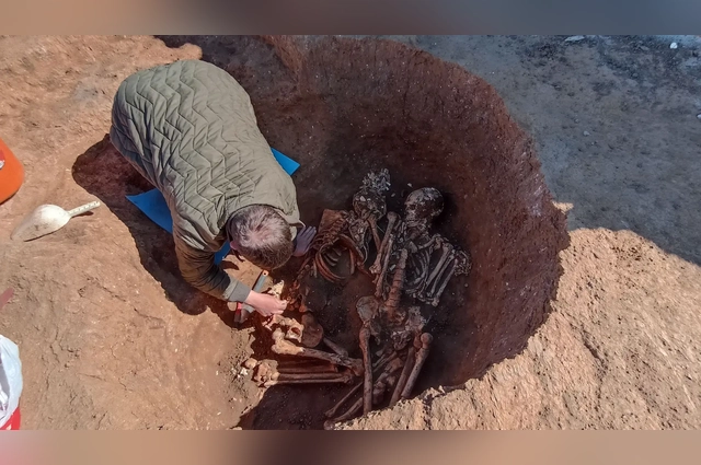 Парное захоронение бронзового века в кургане у посёлка Николаевка.