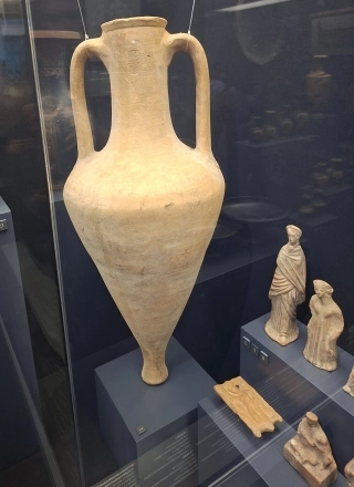 Амфора с клеймом астинома (чиновника) Архестрата, 390 гг. до н.э. из Пантикапея (современной Керчи). 