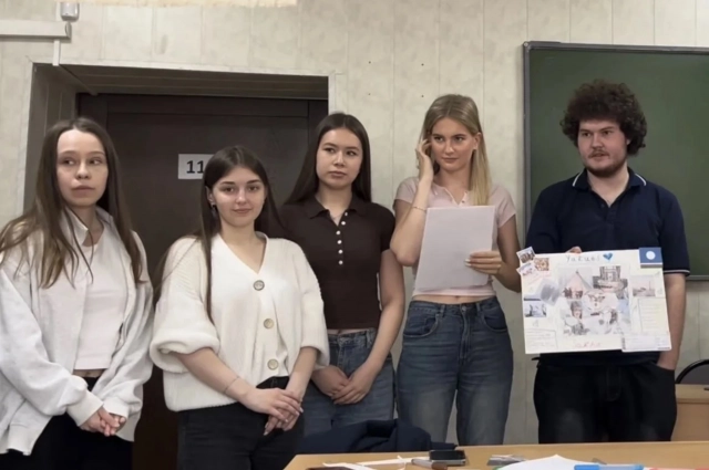 . Каждая команда готовила постер и рассказывала про свой народ.