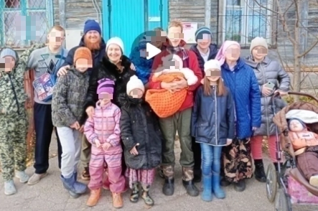 Дома маму с малышом ждёт огромная семья.