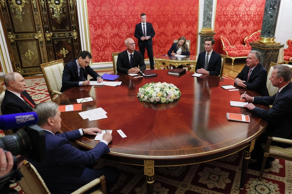 5 сентября 2026. Президент РФ Владимир Путин, специальный посланник президента США Стивен Уиткофф (второй справа), зять президента США Джаред Кушнер (третий справа), специальный представитель президента РФ по инвестиционно-экономическому сотрудничеству с зарубежными странами Кирилл Дмитриев (четвертый справа), помощник президента РФ Юрий Ушаков (слева) во время встречи в Москве.