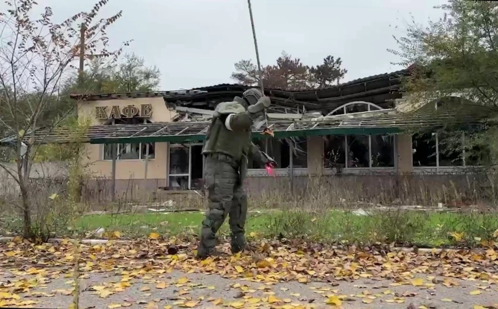 Российские саперы из&nbsp;группировки войск «Днепр» проводят инженерную разведку и&nbsp;разминирование местности в&nbsp;районе города Алешки Херсонской области в&nbsp;рамках действующего гуманитарного перемирия.