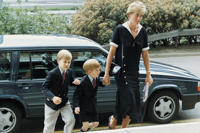 Принцесса Диана с сыновьями принцем Уильямом (слева) и принцем Гарри. 1990 г.