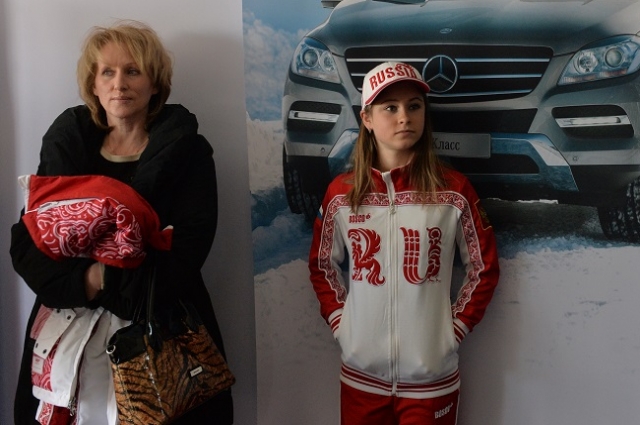 Юлия Липницкая и ее мама Даниела во время церемонии вручения автомобилей призерам Олимпийских игр в Сочи.