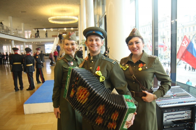 Со сцены Большого концертного зала «Октябрьский» прозвучали знаменитые военные песни. 