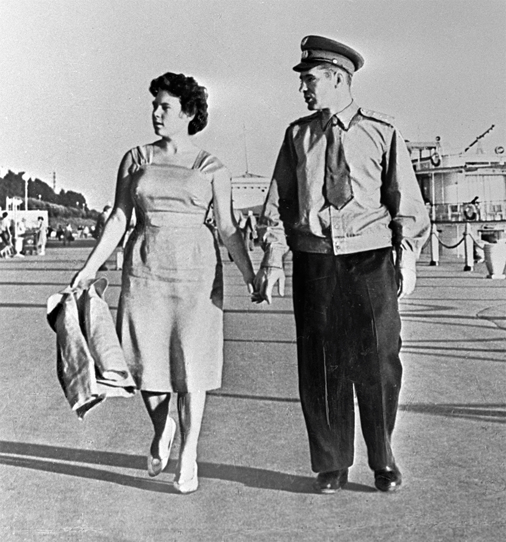 Герман Титов и его жена Тамара  на прогулке в Речном порту. Июнь 1961 год.