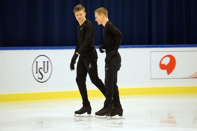 Михаил Коляда (справа) и Евгений Семененко вошли в десятку сильнейших (5-е и 8-е места) фигуристов мира.