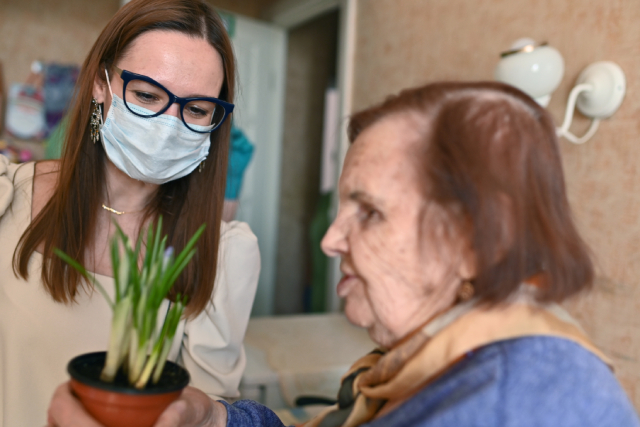 Волонтеры благотворительного фонда «Старость в радость» вручают подарки жителям дома-интерната для престарелых и инвалидов в селе Сосновское Омской области.