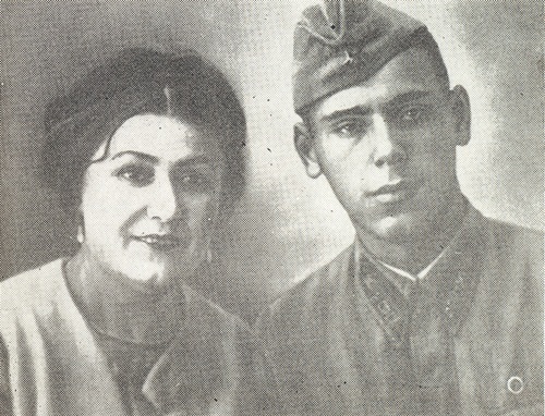 Актриса Фатима Ильская с сыном Фуатом.