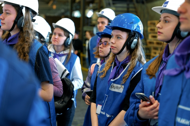 Студентка Арина Носкова (в центре) впервые побывала на промышленном предприятии благодаря «Бумажным играм».