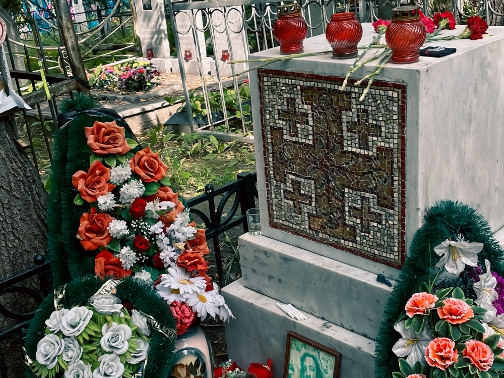 Могила Летов — не просто мемориал, а настоящее место паломничества.