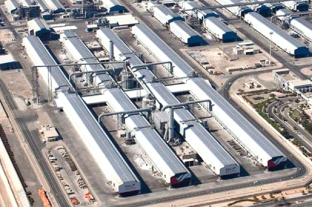 Алюминиевый завод с технологией обожённых анодов в Дубае расположен вблизи жилых домов и соцобъектов.