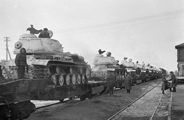 Эшелон с танками ИС-2 у разъезда Дубосеково, Московская область, зима 1945.