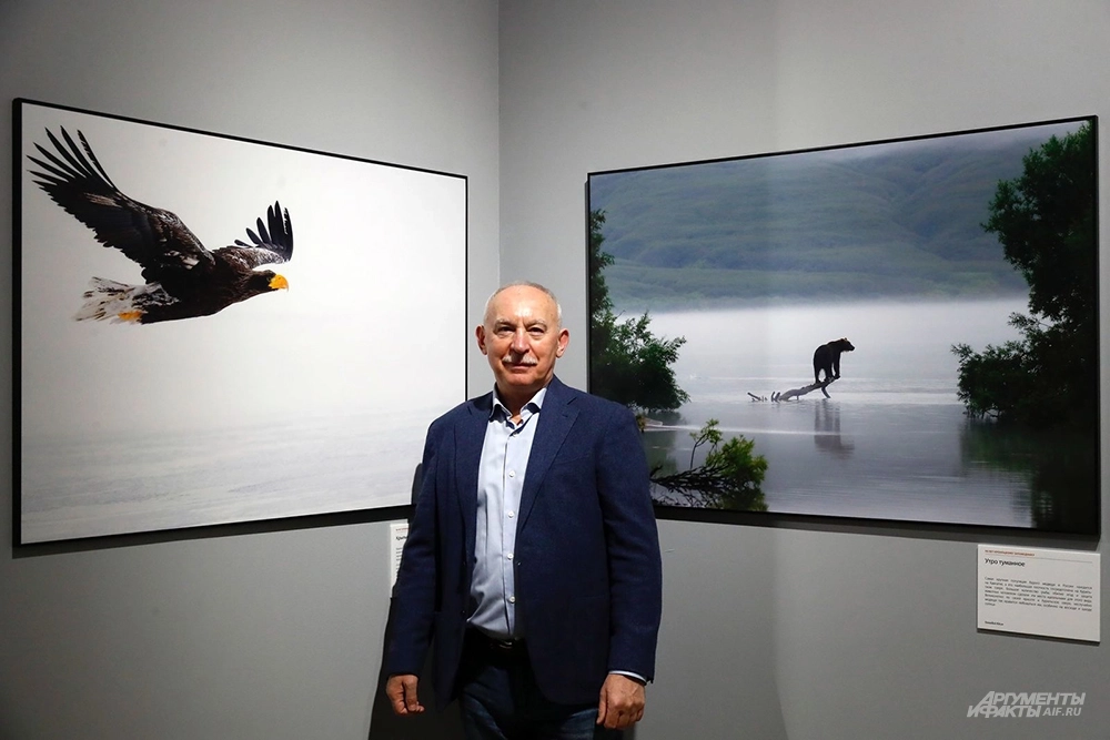 Первозданная Россия. Геннадий Юсин возле своих произведений.