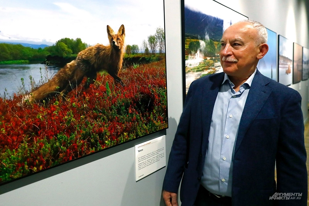 Первозданная Россия. Геннадий Юсин возле своих произведений.