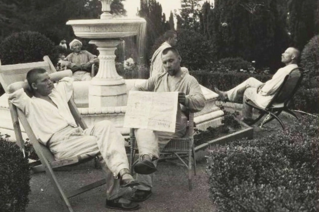 У фонтана в парке. Выставка «Крестьянский санаторий в Ливадии 1925-1931 годы».