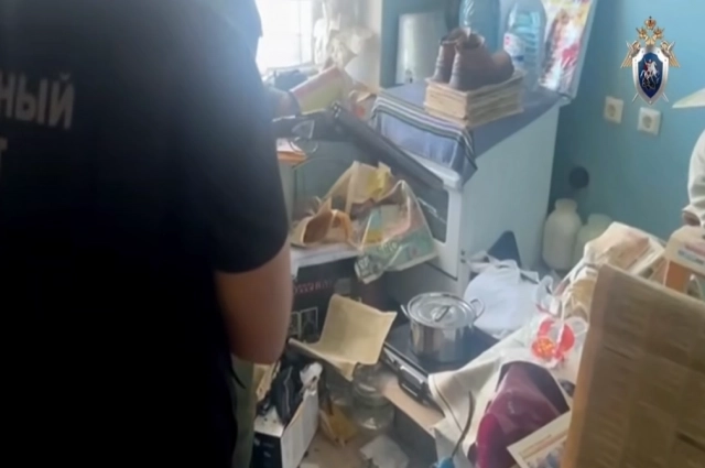 В квартире нашли обрез, патроны, банки с порохом.