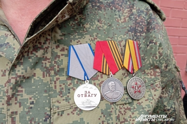 Не всегда вывозить раненых удаётся на машине. Александр признаётся, шестерых выносил на руках, через леса и болота.