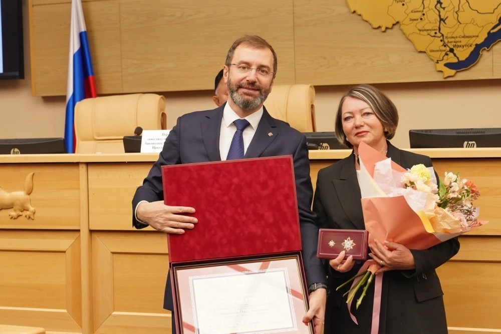 Почётную грамоту Законодательного собрания Иркутской области за инициативу и успехи в развитии местного самоуправления вручили главе Узколугского сельского поселения Ольге Гоберштейн.