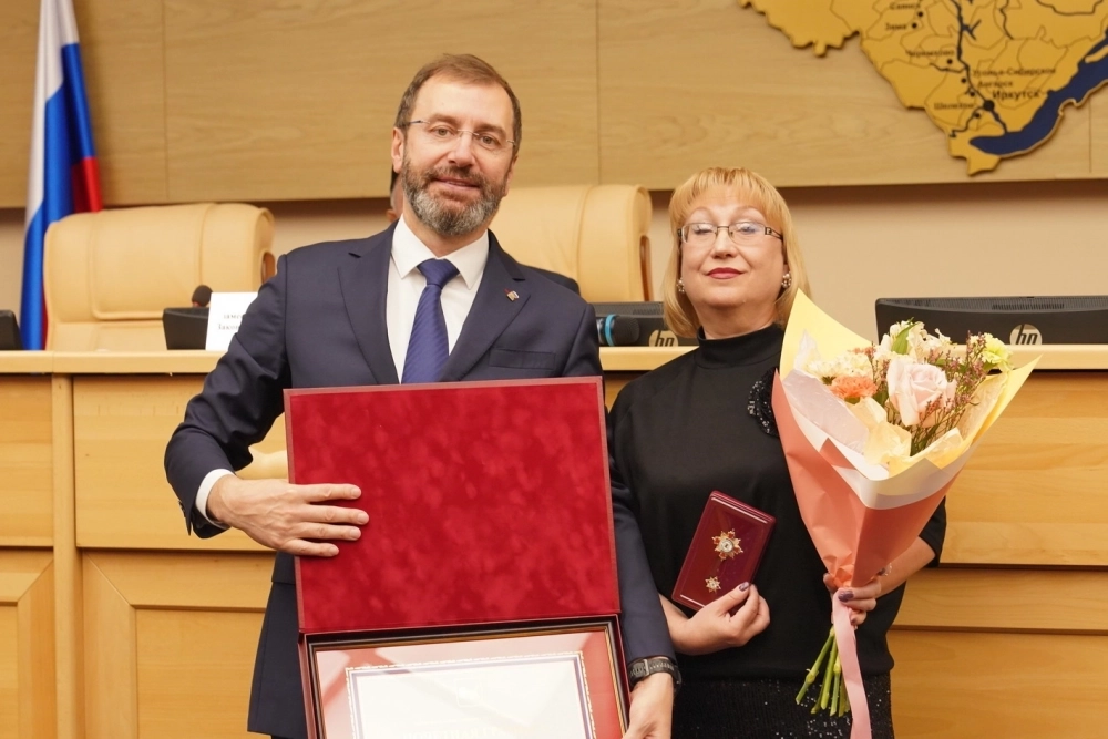 Преподаватель Нижнеудинской районной детской школы искусств Галина Комарова получила Почётную грамоту Законодательного собрания Иркутской области за значительный вклад в развитие образования, культуры и искусства.