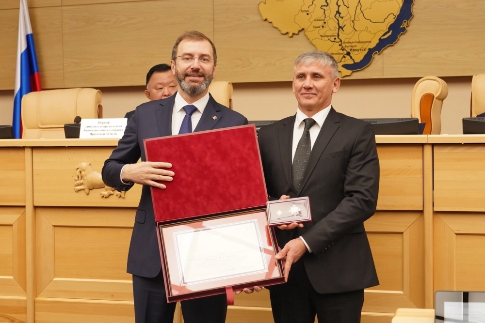Почётную грамоту за выдающийся вклад в развитие образования и науки в регионе вручили ректору Байкальского государственного университета Олегу Грибунову. 