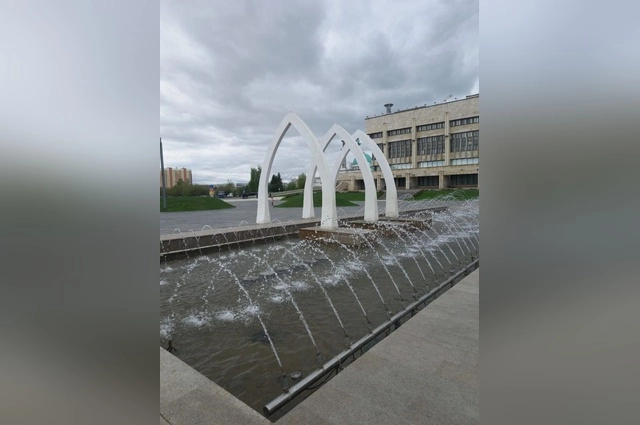 Фонтан находится прямо у городской администрации.
