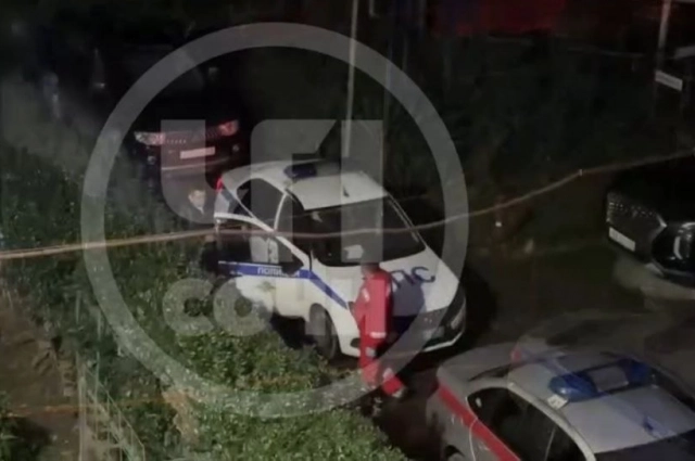 Возле дома, где произошло убийство, дежурила бригада полиции.