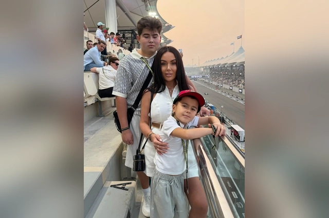 В повседневной жизни Динара Саляхова — счастливая мать двух сыновей, воспитывающая детей в духе уважения к труду и здоровому образу жизни. 