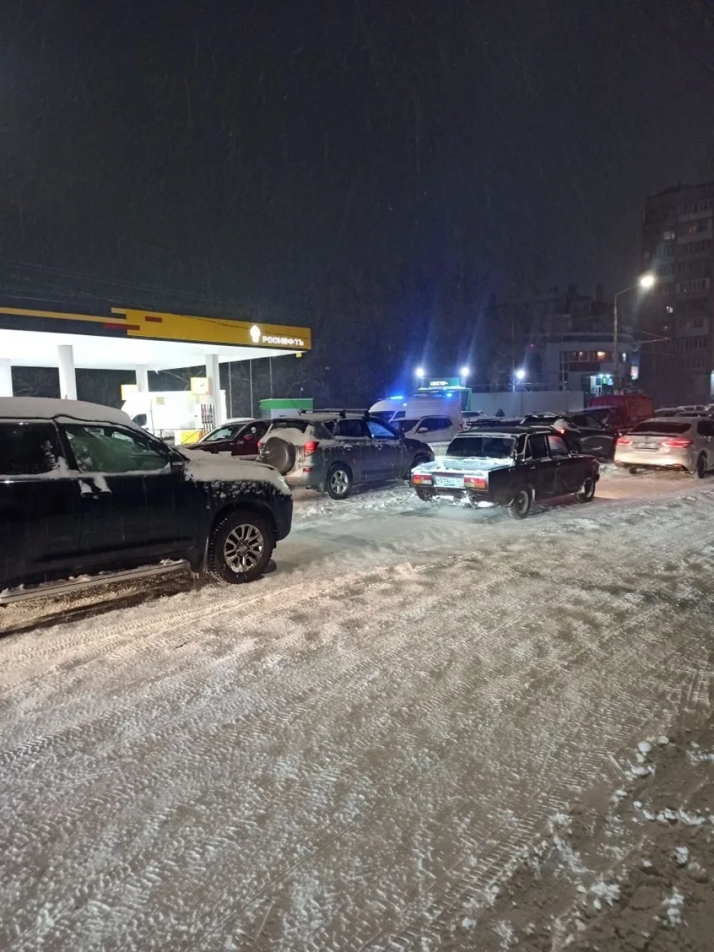 Карета скорой помощи пытается проехать через плотный поток машин