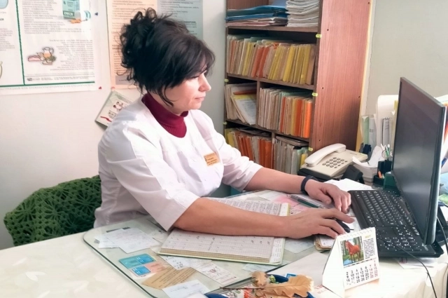 Ирина признаётся, что медицина шагнула вперёд, оборудование новое, ФАПы строят современные, и это радует. Но признаётся - раньше было меньше бумажной работы.