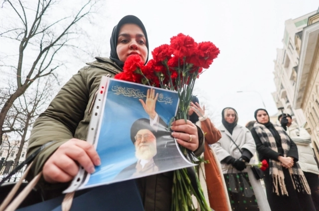 Иранская женщина скорбит о погибшем аятолле Али Хаменеи.