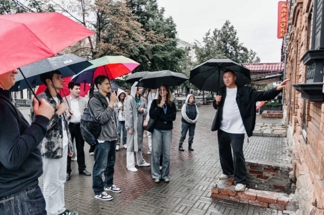 Даже кирпич может «рассказать» историю о городе. 