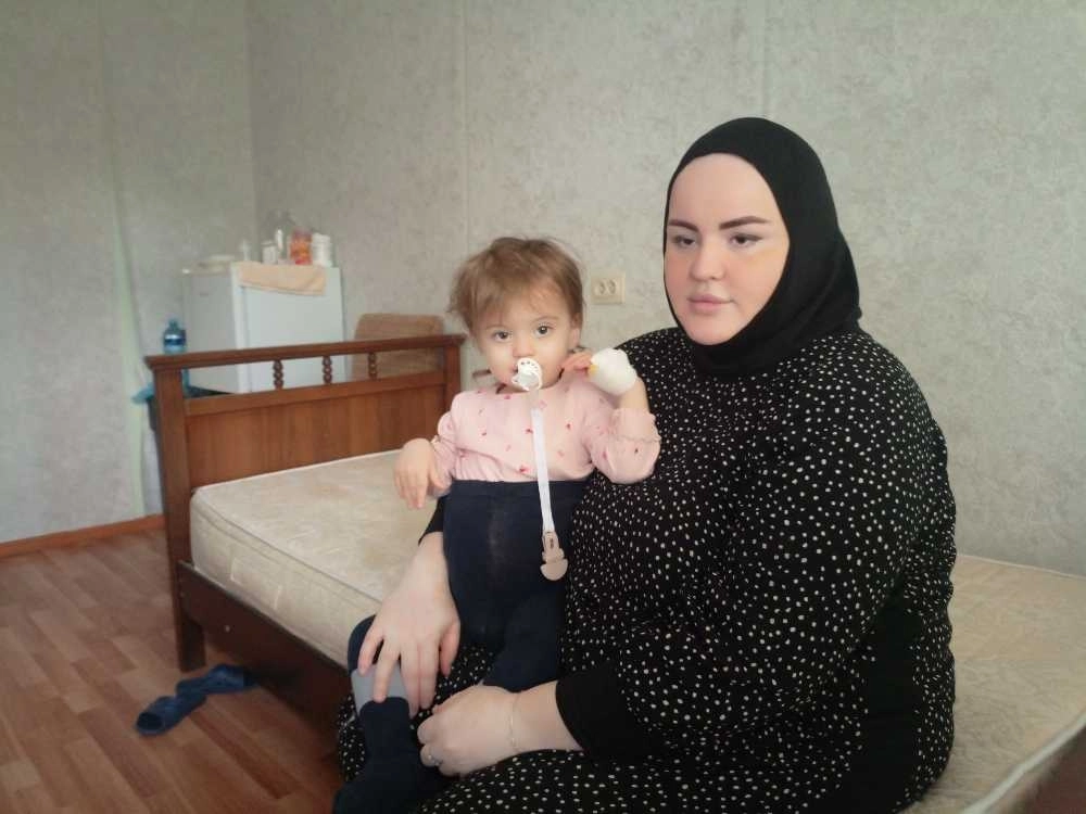 Хайруллаева сейчас озабочена здоровьем своей малышки: девочка простудилаь в холодной воде.