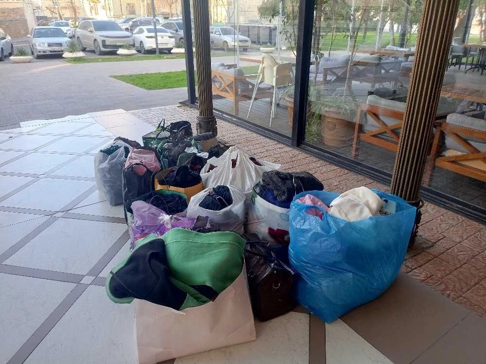 Когда мы уходили, во дворе гостиницы обнаружили ещё один прибывший груз гуманитарной помощи.