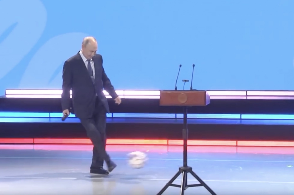 Путин дал футбольный пас на награждении «Большой перемены» в Красноярске.
