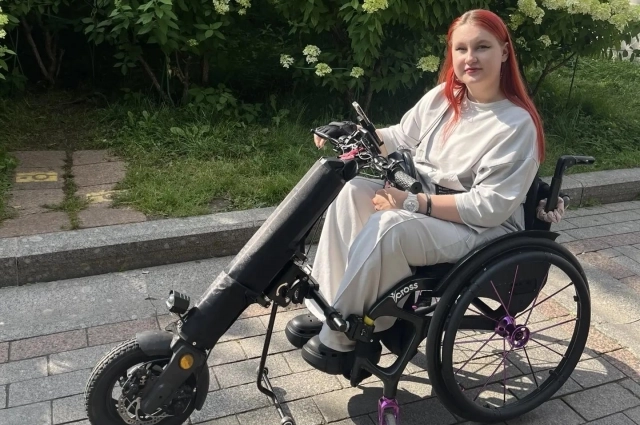 Лиза на прогулке.