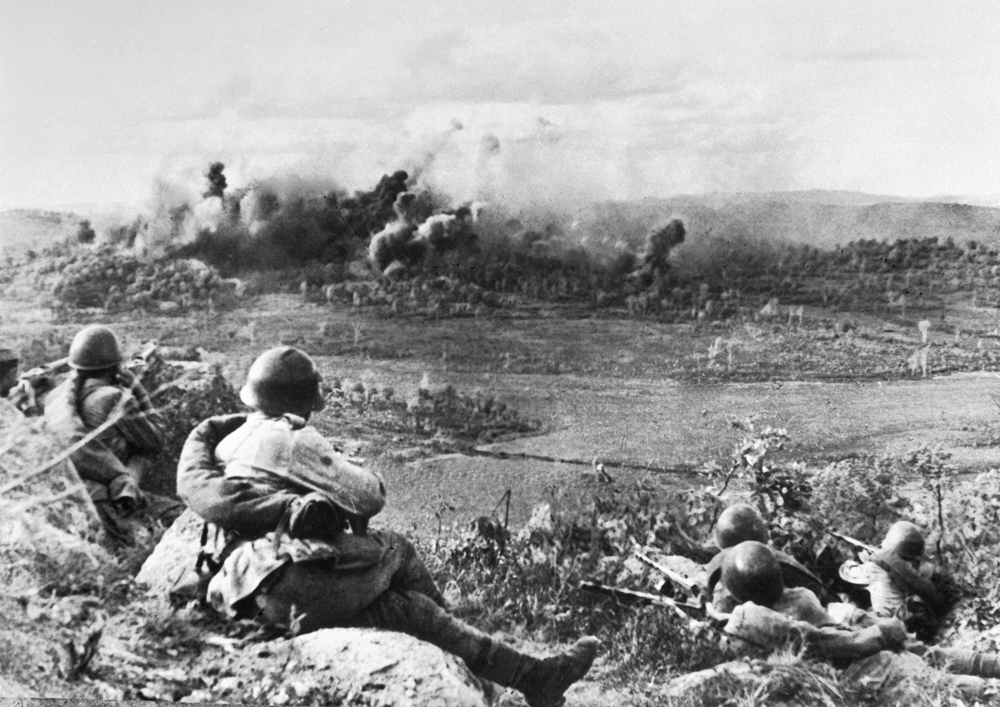Советские воины 1-го Дальневосточного фронта ведут бой во время Маньчжурской операции. Август 1945 г.