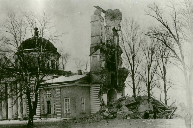 Троицкая церковь в деревне Перхурово после взрыва.