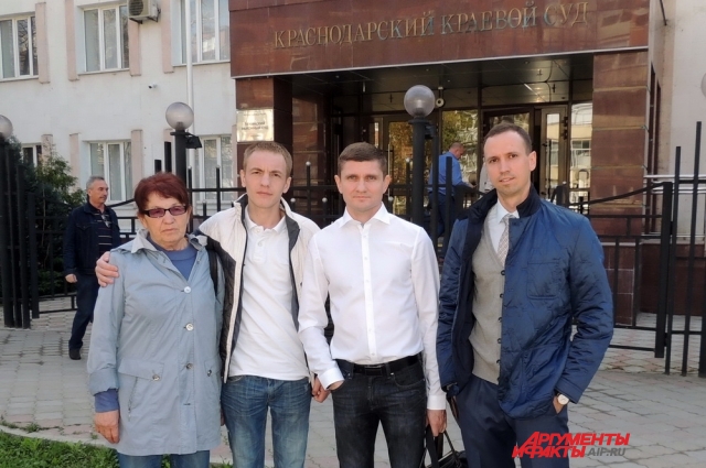 Фёдор Иванов с мамой и адвокатами возле здания суда.