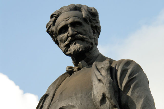 Статуя Джузеппе Верди в Милане