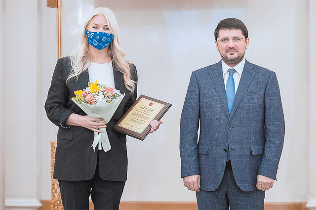 Глава столичного Департамента труда Е.Стружак вручил диплом М.Устиновой из московского Центра занятости населения. 