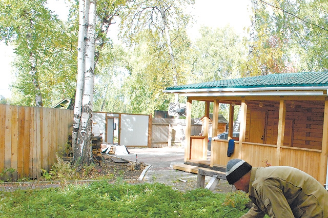 Кроме садово-огородных дел, осенью на даче можно заняться ремонтно-строительными делами.