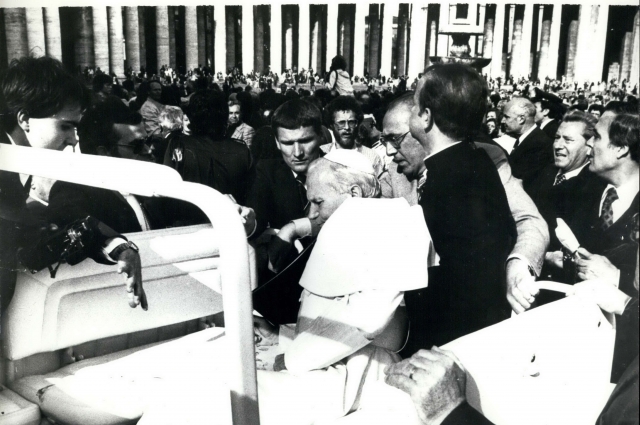 13 мая 1981 г. турок Мехмет Али Агджа из организации «Серые волки» стрелял в Папу Римского Иоанна Павла II.