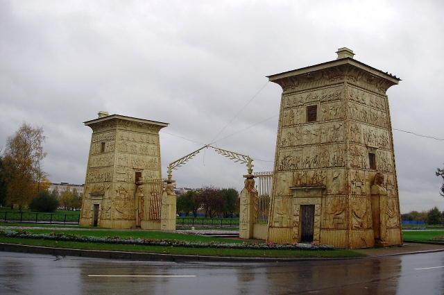 На въезде в Пущшкин встречают Египетские ворота.