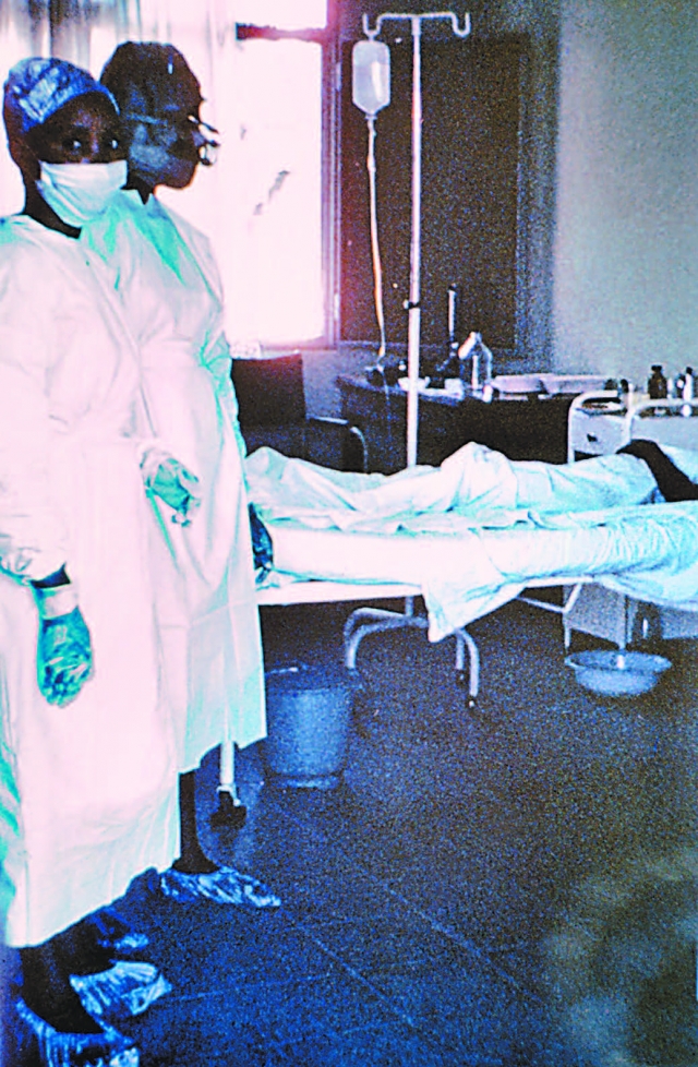 Медсёстры у кровати с пациентом, поражён- ным вирусом Эбола. Республика Заир, 1976 г.