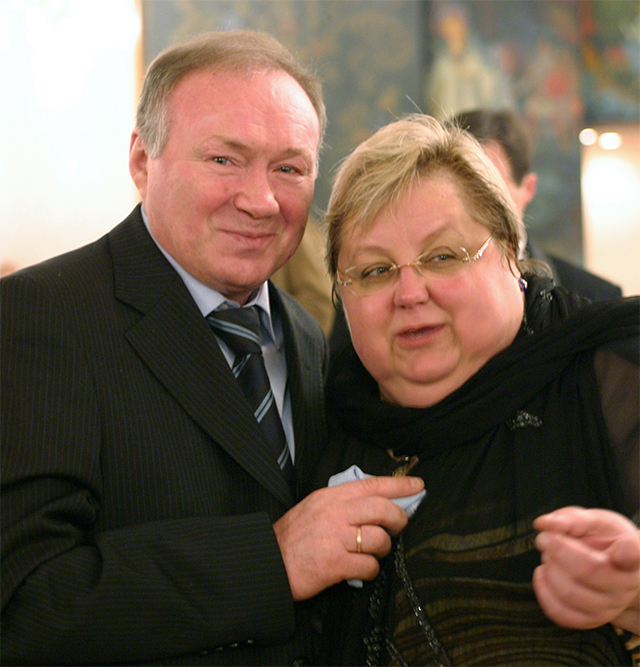 Актер Юрий Кузнецов с супругой на церемонии вручения Национальной телевизионной премии «ТЭФИ-2004».