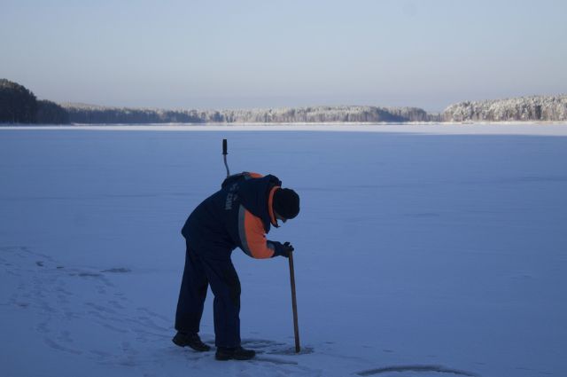Свердловские спасатели замеряют толщину льда на водоемах региона